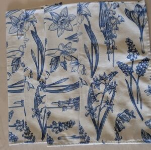 Set Of 4 Cloth Blue And White Spring Floral Napkins